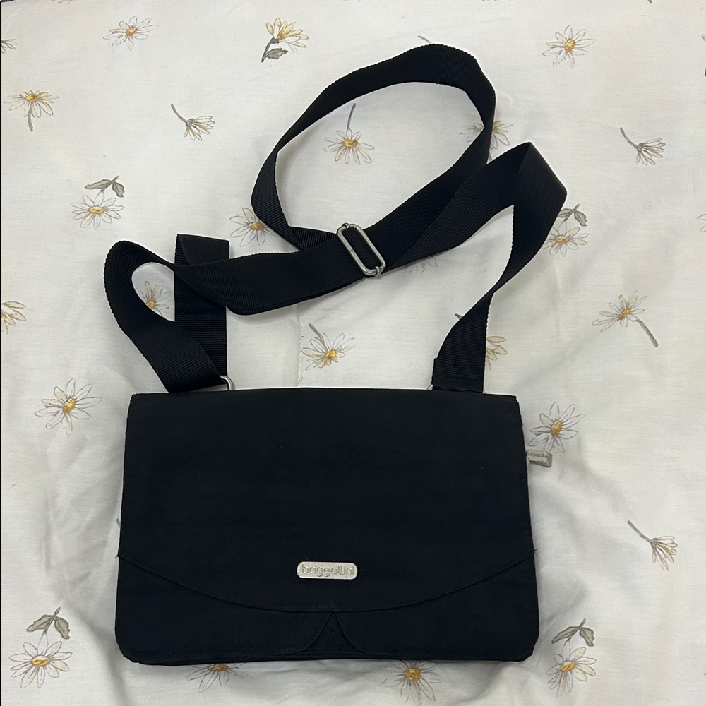 Baggallini Travel Black Crossbody Bag Practical Multiple Compartment minimalist